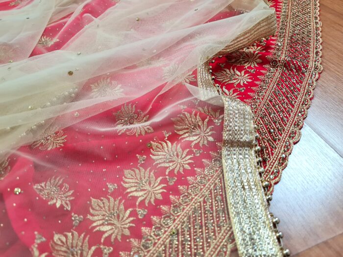Saree Vermelho Bordado com Fios Dourados e Pedrarias com dupatta inclusa