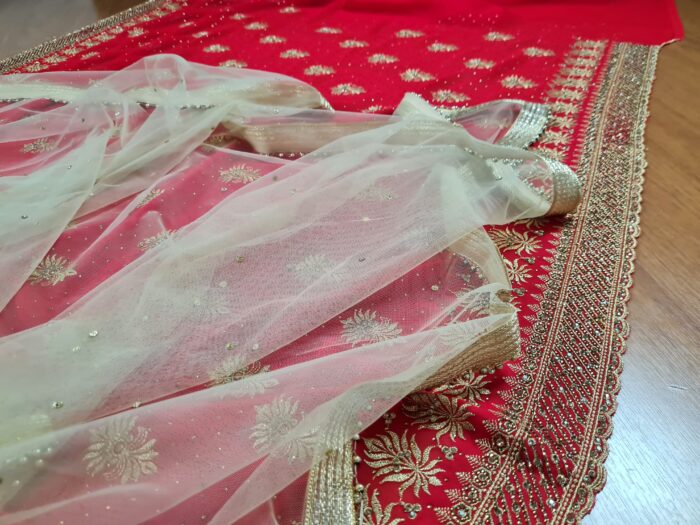 Saree Vermelho Bordado com Fios Dourados e Pedrarias com dupatta inclusa