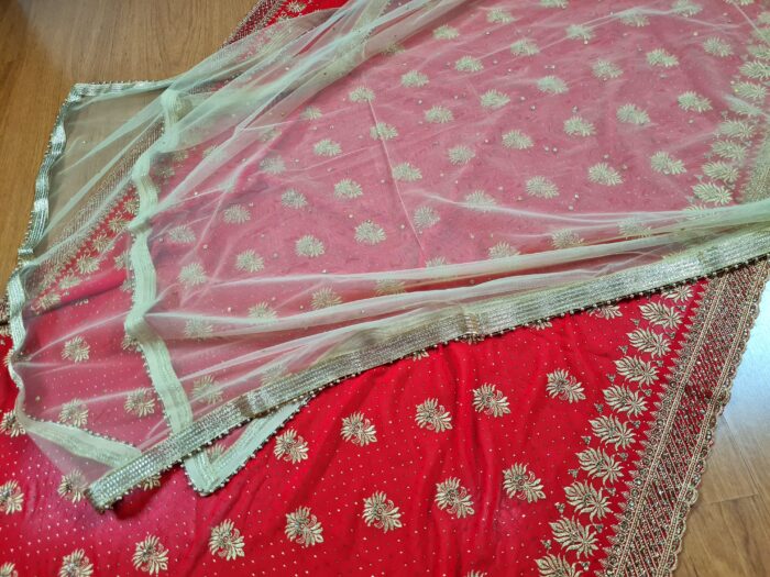 Saree Vermelho Bordado com Fios Dourados e Pedrarias com dupatta inclusa