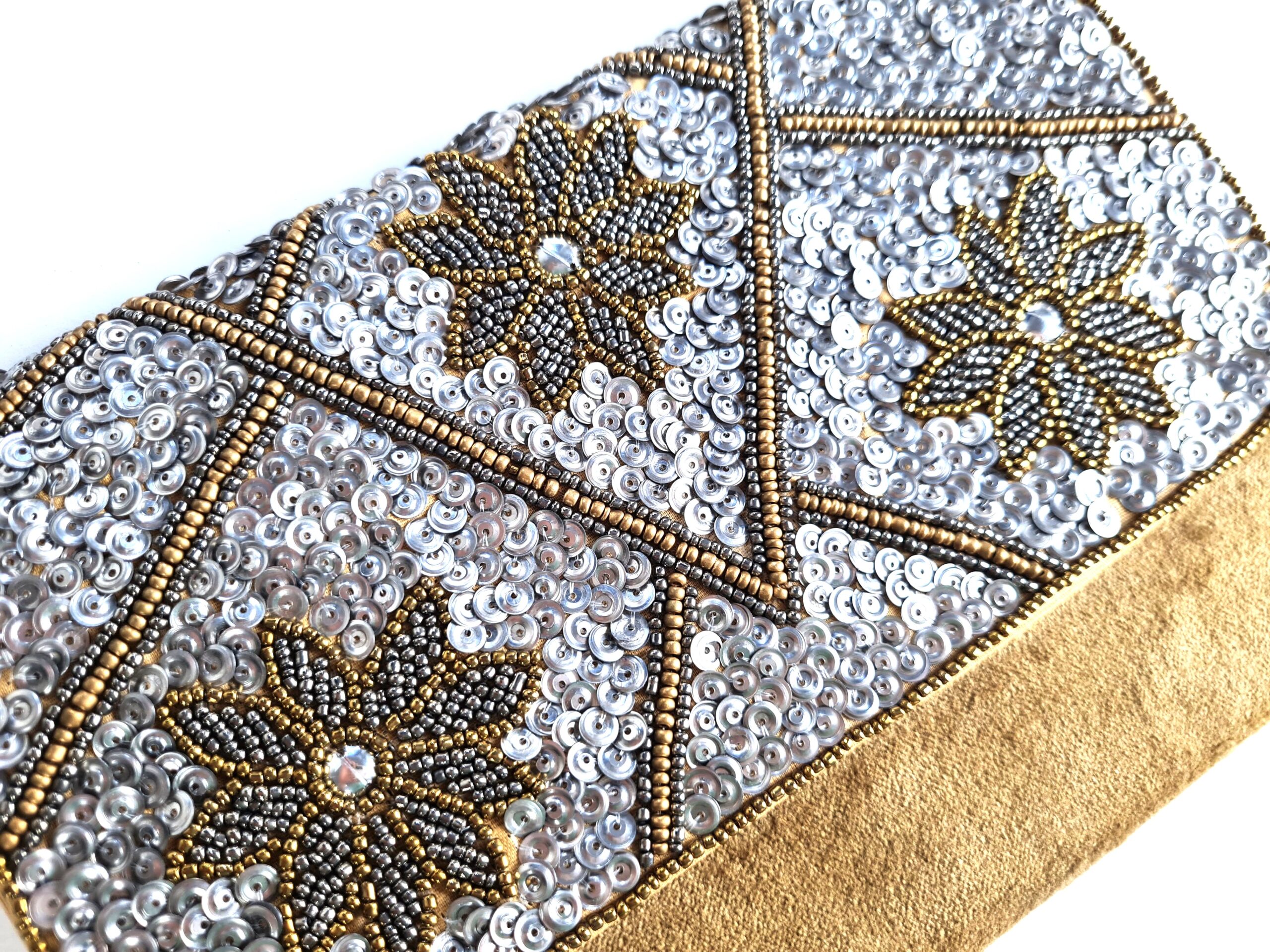 20251013_154124 Bolsa indiana clutch carteira tecido com bordados florais bege e metalizados