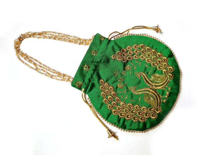 20251003_170018 Bolsa indiana de festa de tecido bordado verde com pavão e alça de pérolas