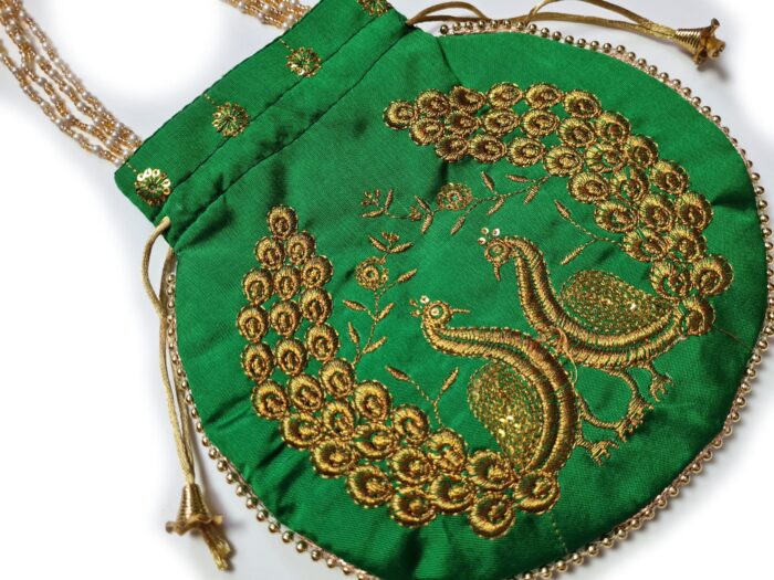 20251003_170021 Bolsa indiana de festa de tecido bordado verde com pavão e alça de pérolas