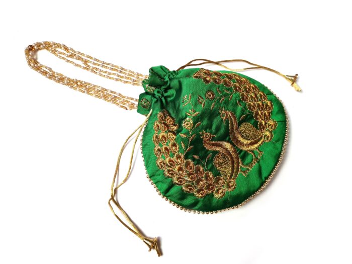 20251003_170042 Bolsa indiana de festa de tecido bordado verde com pavão e alça de pérolas