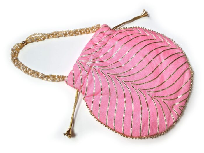 Bolsa indiana de festa de tecido rosa e dourado com alça de pérolas