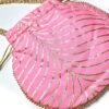 Bolsa indiana de festa de tecido rosa e dourado com alça de pérolas