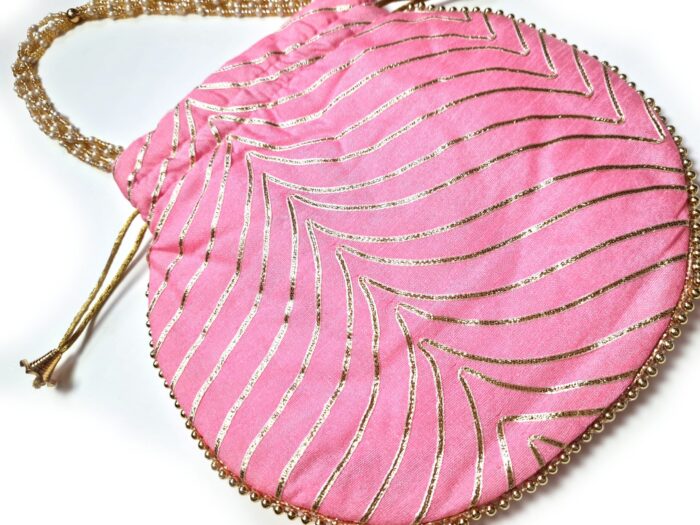 Bolsa indiana de festa de tecido rosa e dourado com alça de pérolas