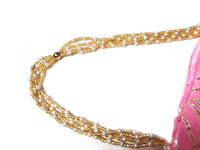 Bolsa indiana de festa de tecido rosa e dourado com alça de pérolas