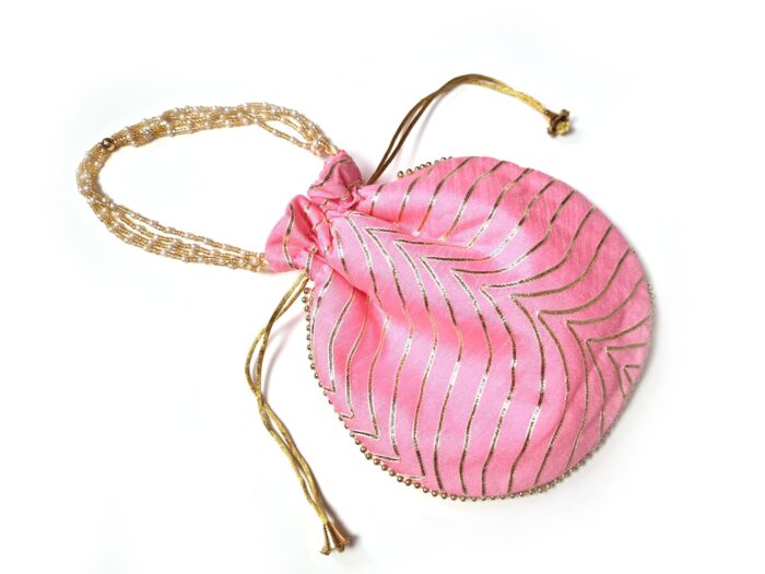 Bolsa indiana de festa de tecido rosa e dourado com alça de pérolas