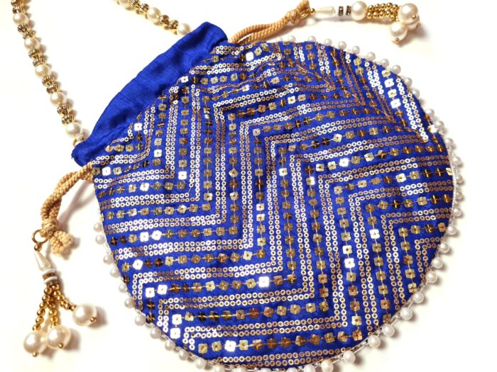 Bolsa indiana de festa de tecido bordado azul alça de pérolas