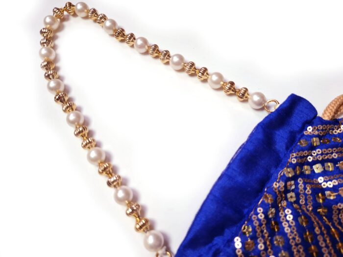 Bolsa indiana de festa de tecido bordado azul alça de pérolas