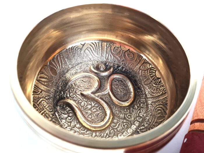 Tigela tibetana com 7 ligas dourada símbolo OM 10,5cm