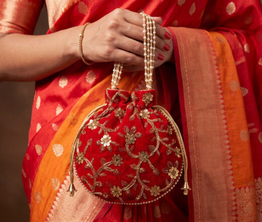 Bolsa indiana de festa de tecido veludo vermelho bordado e alça de pérolas