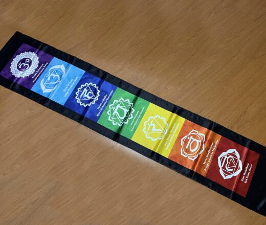 bandeira (flag) vertical de cetim com estampa dos 7 chakras, fabricado na Índia