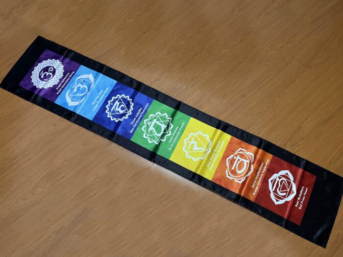 IMG_3771 bandeira (flag) vertical de cetim com estampa dos 7 chakras, fabricado na Índia