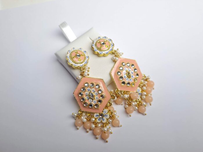 Brinco indiano Meenakari rosa salmão com berloques e pérolas