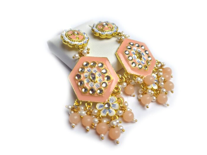 Brinco indiano Meenakari rosa salmão com berloques e pérolas