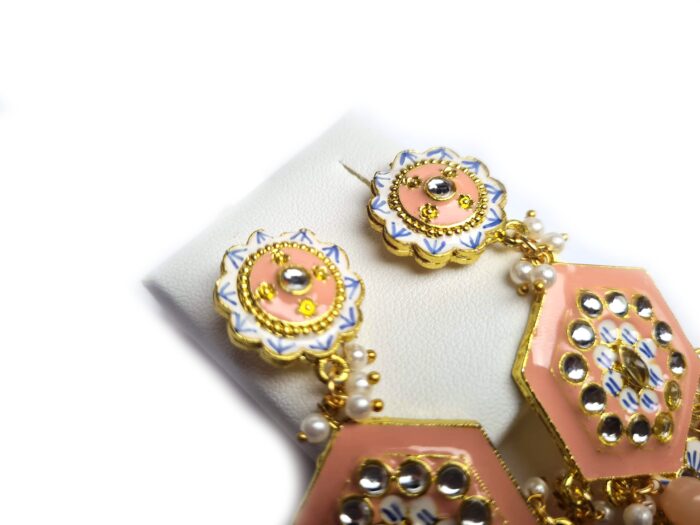 Brinco indiano Meenakari rosa salmão com berloques e pérolas