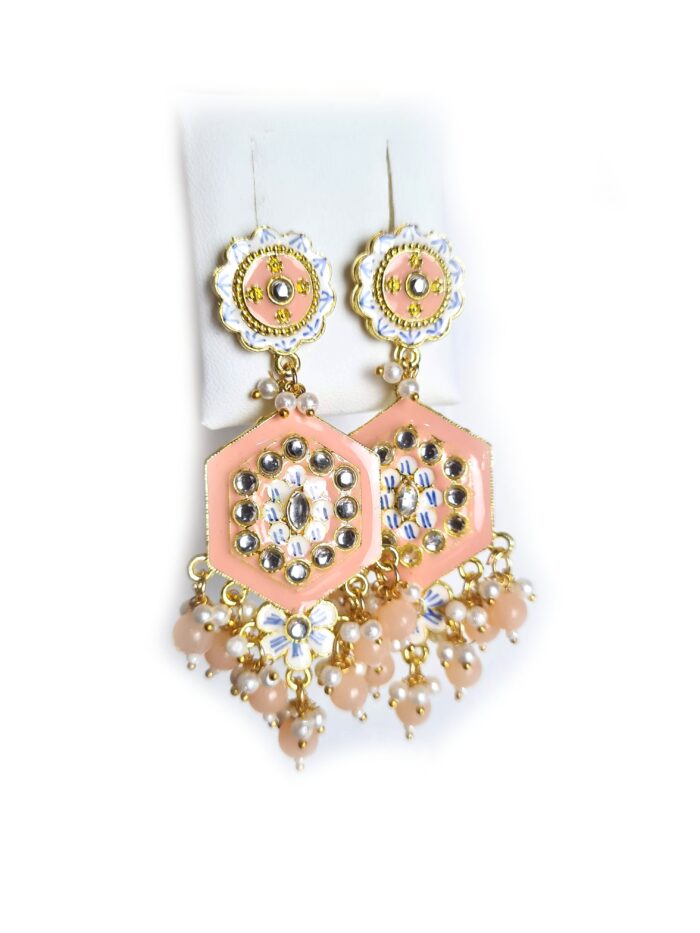 Brinco indiano Meenakari rosa salmão com berloques e pérolas