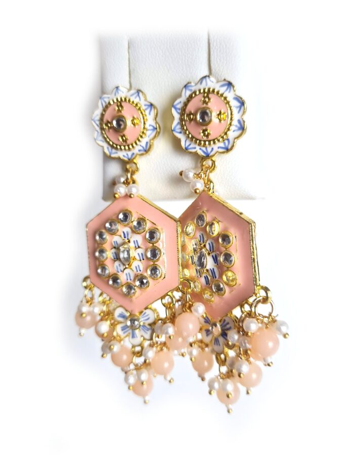Brinco indiano Meenakari rosa salmão com berloques e pérolas