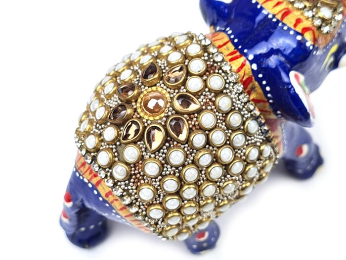 Elefante de metal esmaltado com técnica cloisonné azul com pérolas e pedras