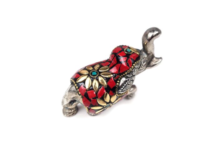 Elefante indiano de metal prateado mosaico de pedras naturais coral e turquesa