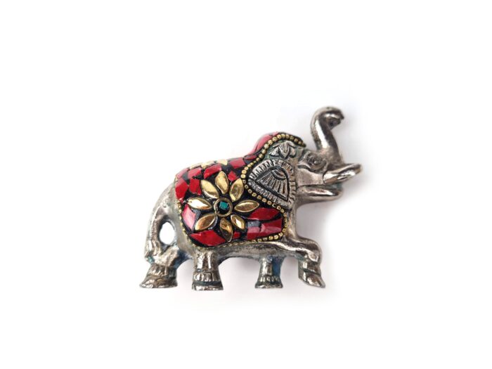 Elefante indiano de metal prateado mosaico de pedras naturais coral e turquesa