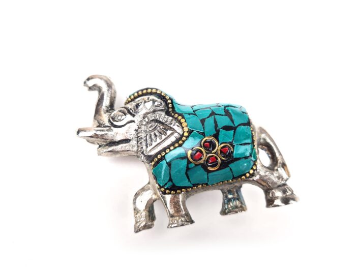 20260122_162412 Elefante indiano de metal prateado mosaico de pedras naturais turquesa e coral