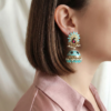Jhumka azul claro esmaltado com detalhes em rosa e preto, além de micro pérolas. 7cm, leve. Feito na Índia