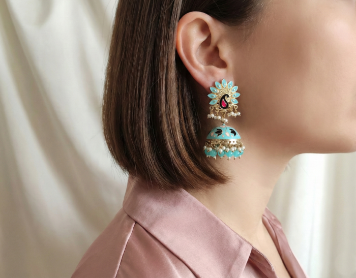 Jhumka azul claro esmaltado com detalhes em rosa e preto, além de micro pérolas. 7cm, leve. Feito na Índia