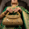 Bolsa Lakshmi Devi luxuosa e dourada toda bordada para festas