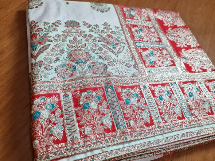 Saree Banarasi Art Silk de seda branco e color modelo Sweta Amritá