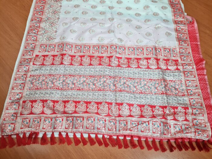 Saree Banarasi Art Silk de seda branco e color modelo Sweta Amritá
