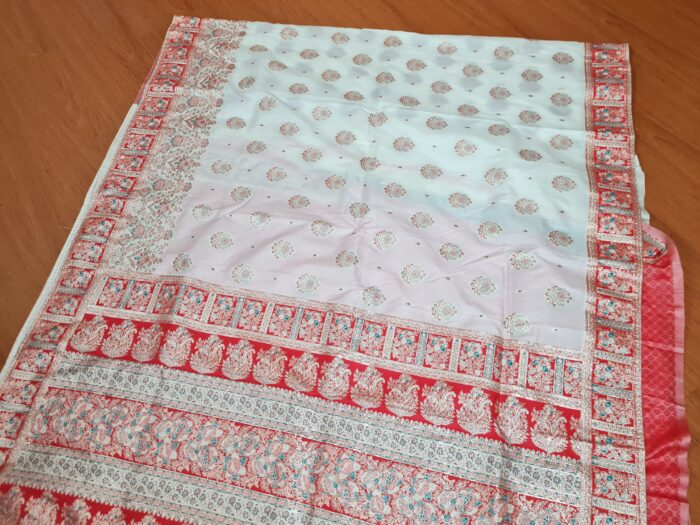 Saree Banarasi Art Silk de seda branco e color modelo Sweta Amritá