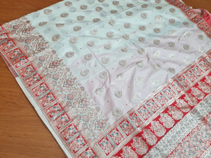 Saree Banarasi Art Silk de seda branco e color modelo Sweta Amritá