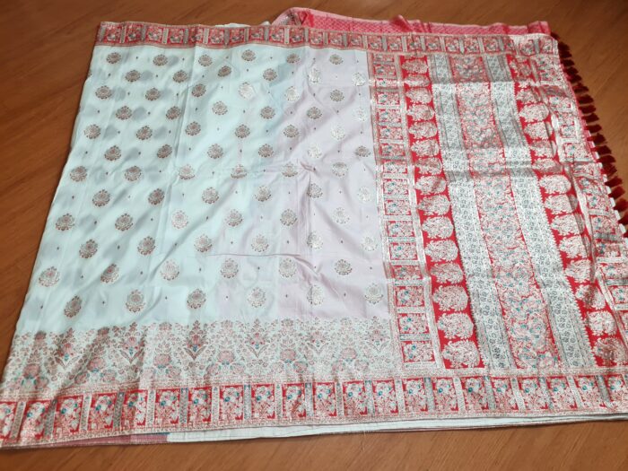 Saree Banarasi Art Silk de seda branco e color modelo Sweta Amritá