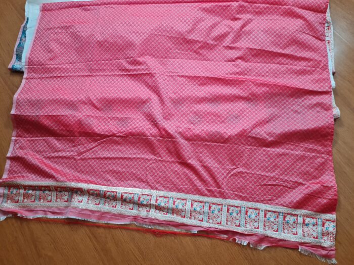 Saree Banarasi Art Silk de seda branco e color modelo Sweta Amritá