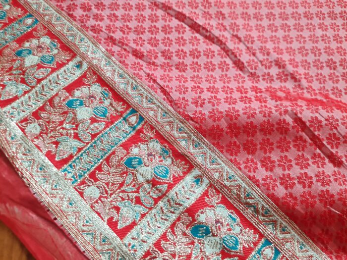 Saree Banarasi Art Silk de seda branco e color modelo Sweta Amritá