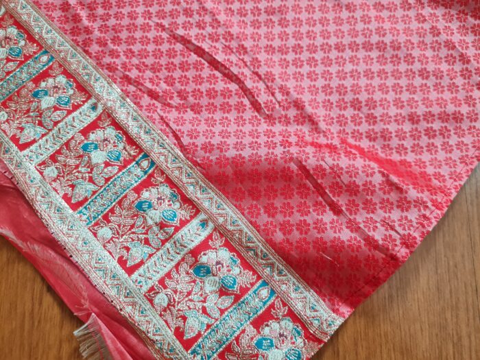 Saree Banarasi Art Silk de seda branco e color modelo Sweta Amritá