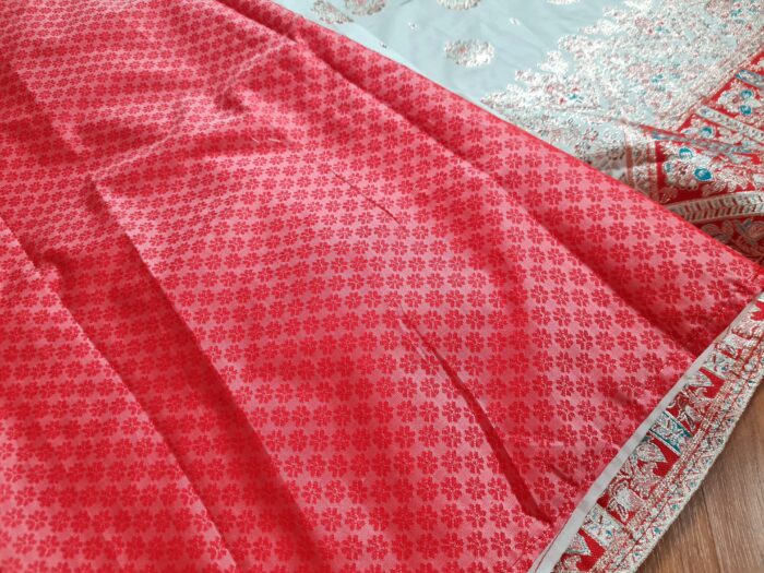 Saree Banarasi Art Silk de seda branco e color modelo Sweta Amritá