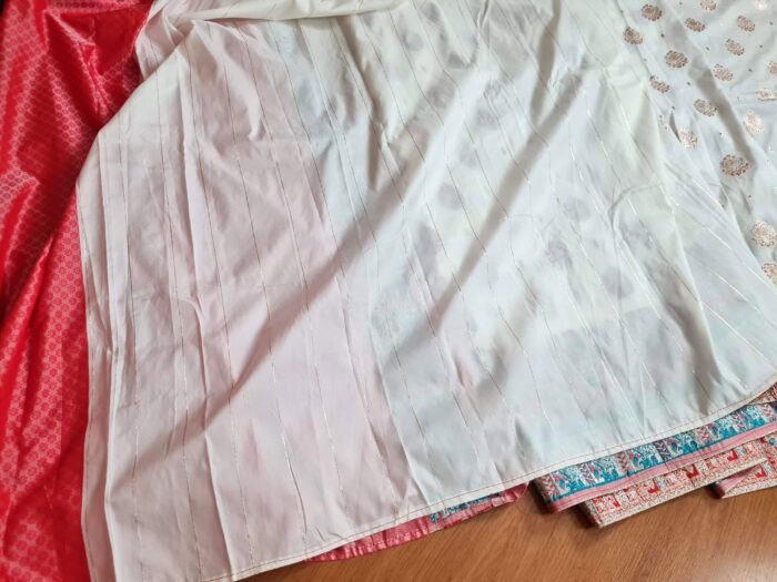 Saree Banarasi Art Silk de seda branco e color modelo Sweta Amritá
