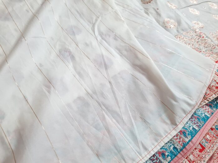 Saree Banarasi Art Silk de seda branco e color modelo Sweta Amritá