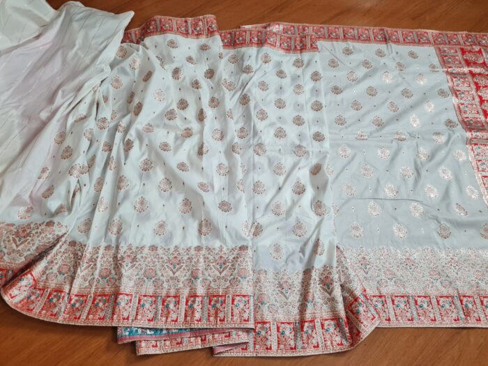 Saree Banarasi Art Silk de seda branco e color modelo Sweta Amritá
