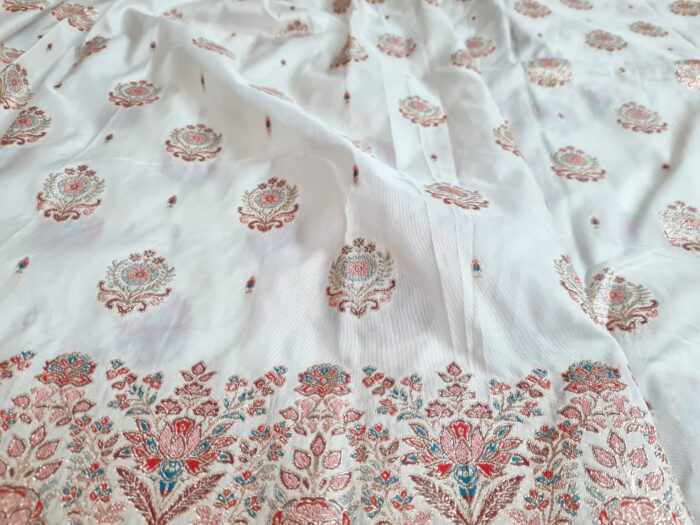 Saree Banarasi Art Silk de seda branco e color modelo Sweta Amritá