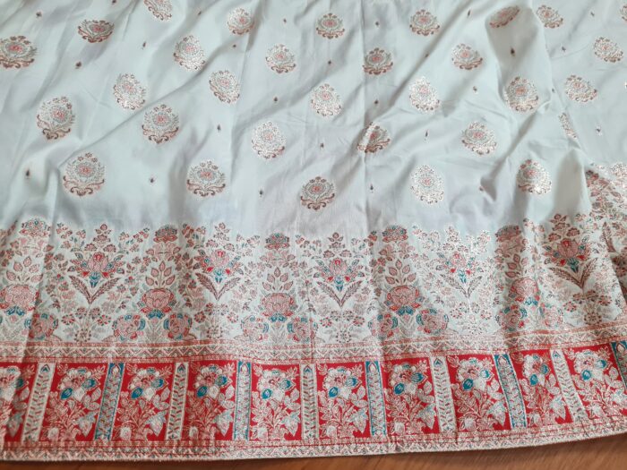 Saree Banarasi Art Silk de seda branco e color modelo Sweta Amritá