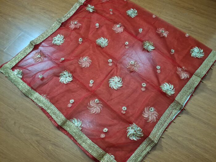 Dupatta vermelha e dourada de noiva com bordados dourados e pedras