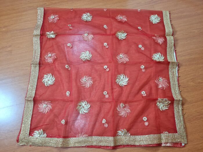 Dupatta vermelha e dourada de noiva com bordados dourados e pedras