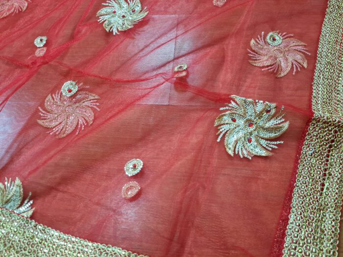 Dupatta vermelha e dourada de noiva com bordados dourados e pedras