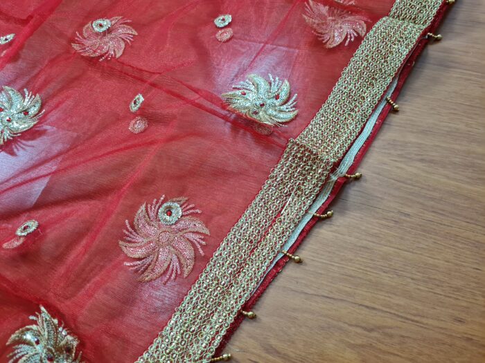 Dupatta vermelha e dourada de noiva com bordados dourados e pedras
