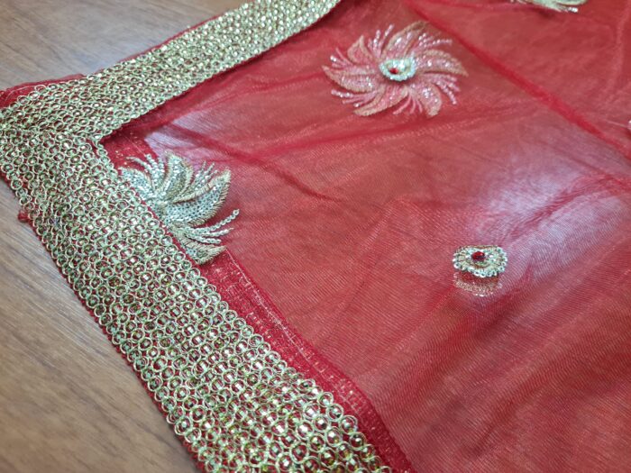 Dupatta vermelha e dourada de noiva com bordados dourados e pedras