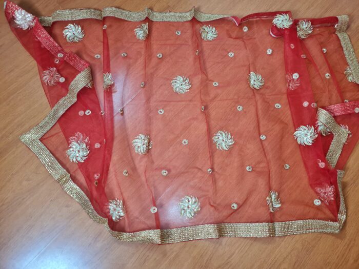 Dupatta vermelha e dourada de noiva com bordados dourados e pedras